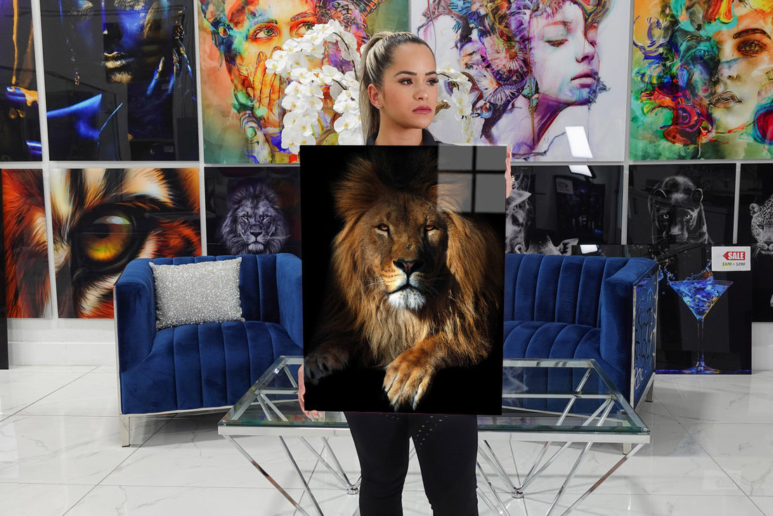 Acrylic design with an imposing lion. 