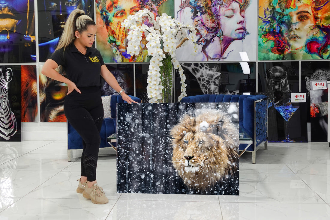 Acrylic design with a lion surrounded by snow.