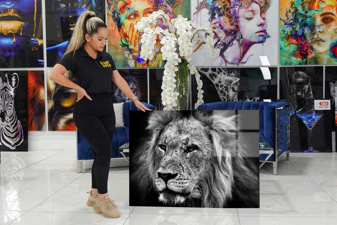 Acrylic design depicting an imposing white lion.