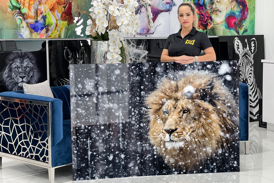 Acrylic design with a lion surrounded by snow.